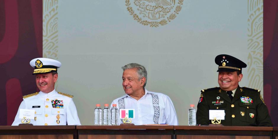 El ejecutivo, ayer,  flanqueado por los secretarios de Marina y Defensa, en el 108 aniversario de la defensa de Veracruz.