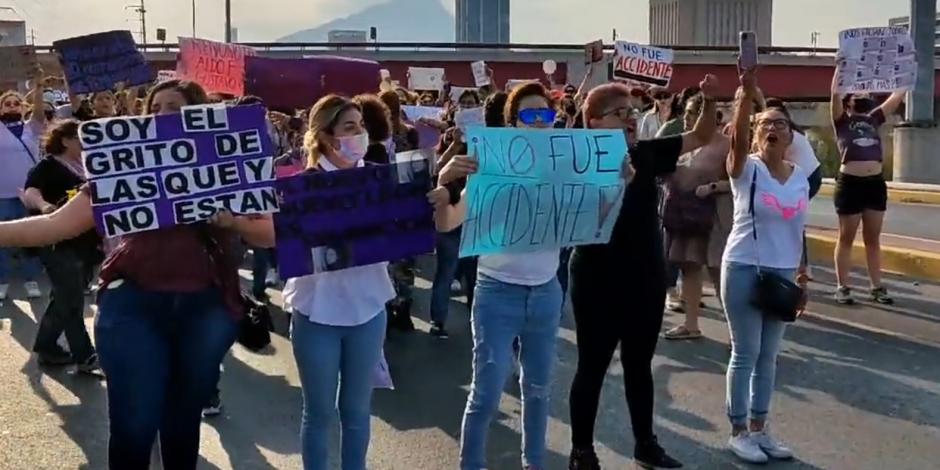 Colectivas feministas marcha en Nuevo León; piden justicia para Debanhi Escobar.