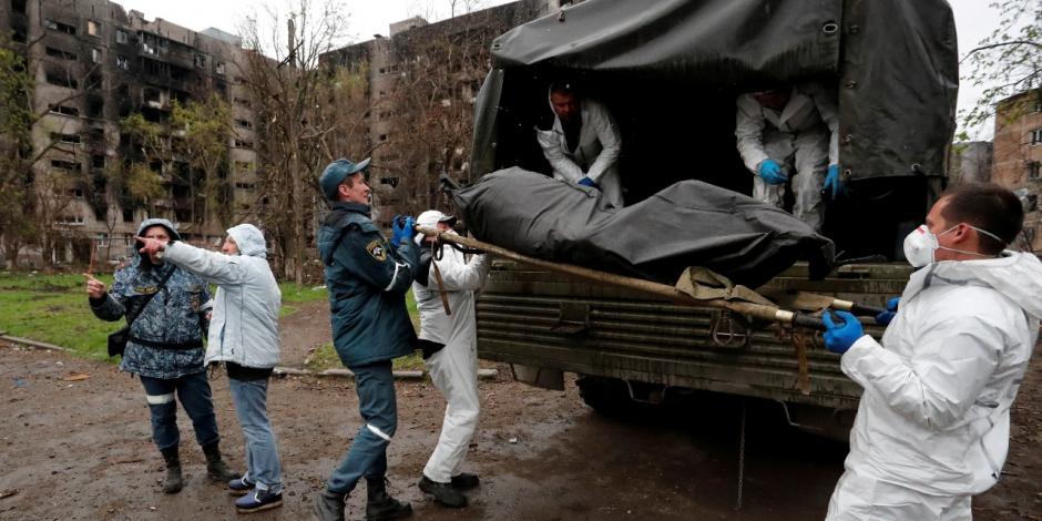 Residentes de Mariupol transportan a cuerpos de fallecidos, el 21 de abril.