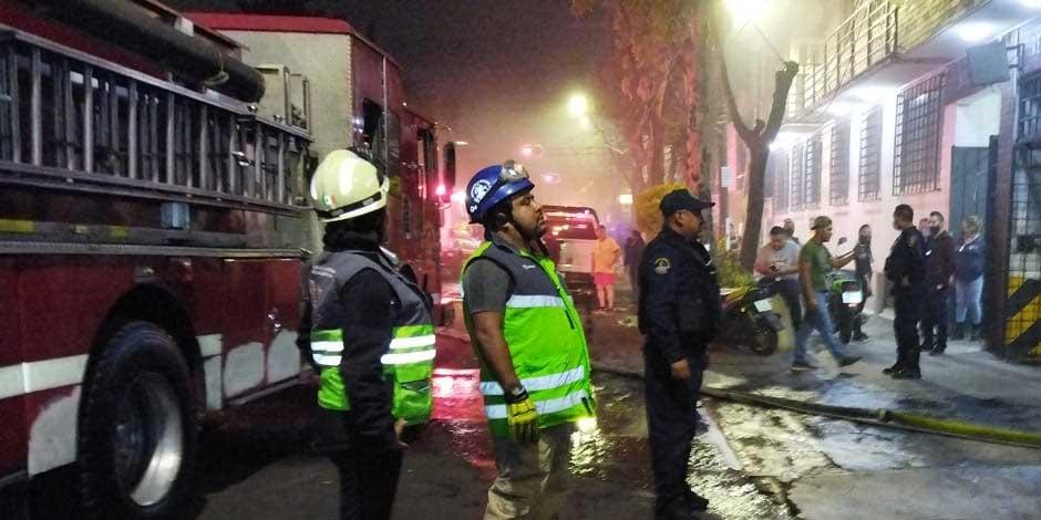 Desalojan a 250 personas por incendio en bodega de cartón de la alcaldía Cuauhtémoc