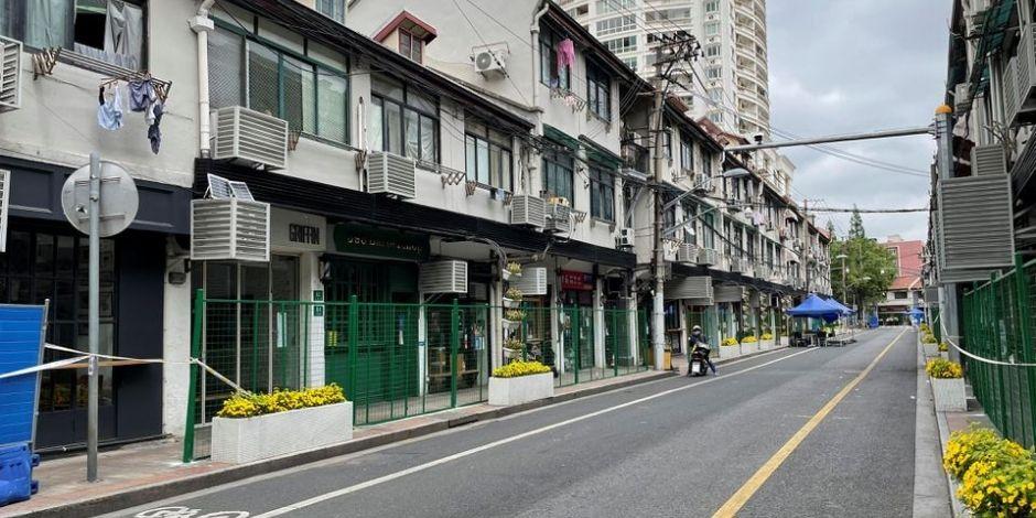 Barreras metálicas en las entradas de tiendas y hogares de Shanghái.