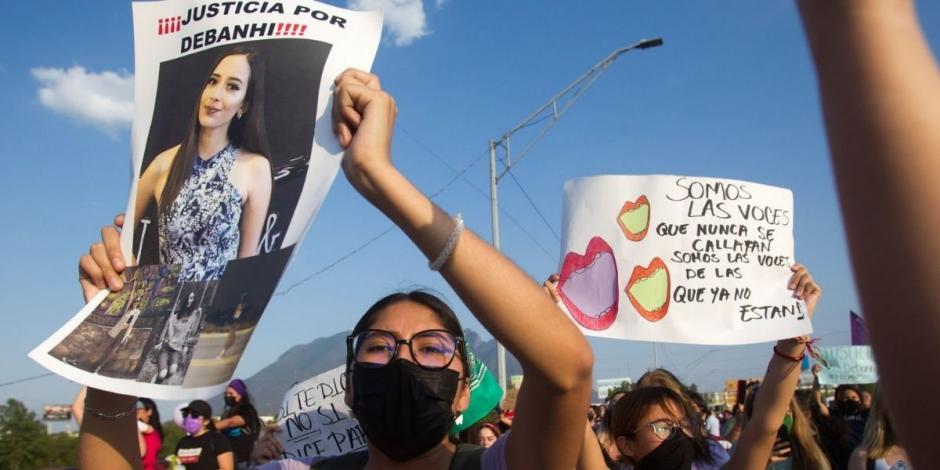 Grupos feministas protestaron tras confirmarse la muerte de Debanhí Escobar a 13 días de su desaparición en el municipio de Escobedo, Nuevo León.