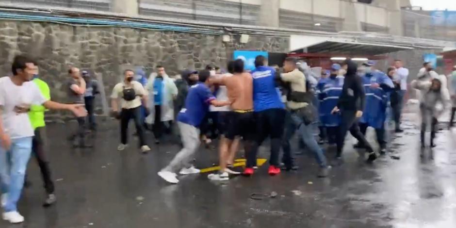 Aficionados de Cruz Azul terminan en pelea campal.