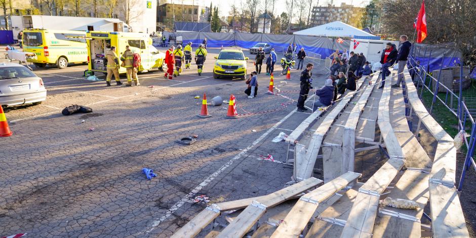 Los servicios de emergencia trabajan en una escena donde un automóvil se estrelló contra una tribuna durante una exhibición de automóviles, en Bjerkebanen, en Oslo.