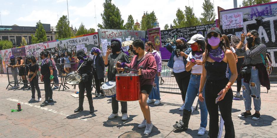 Colectivos se manifestaron frente al Palacio de Gobierno de Toluca, ayer.