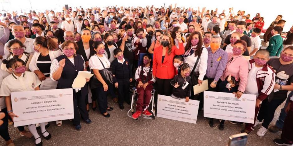 La Gobernadora de Guerrero con personal de las comunidades educativas beneficiadas.
