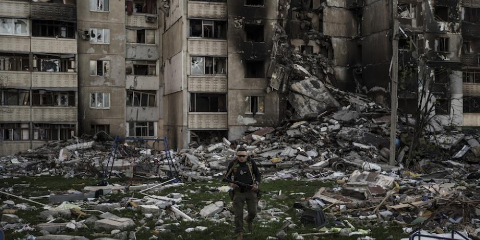 Un soldado camina entre los escombros de un edificio atacado por los rusos en Járkov.
