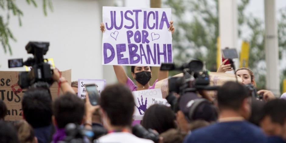 Mujeres de diversos colectivos se reunieron en las afuera del Motel Nueva Castilla para realizar un homenaje a Debanhi Escobar, quien perdió la vida en el lugar.