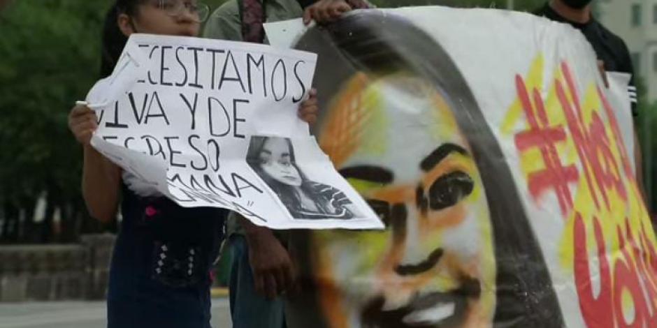 Amigos y familiares de Yolanda se manifestaen en Monterrey, ayer.