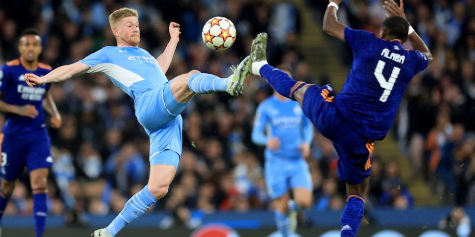 Kevin de Bruyne, de Manchester City, en una jugada con David Alaba, ayer.