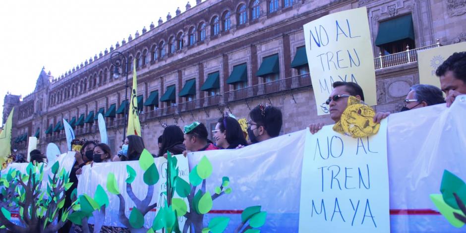 Con cartulinas, mantas y consignas, militantes del PRD se manifestaron en el Zócalo de la CDMX