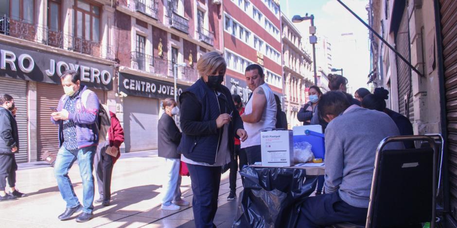 Sin tumultos, la jornada de vacunación en la calle Madero, ayer.