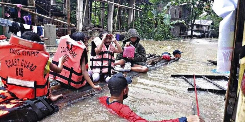 Personal de emergencia rescata a damnificados por una severa tormenta en Filipinas hace dos semanas.