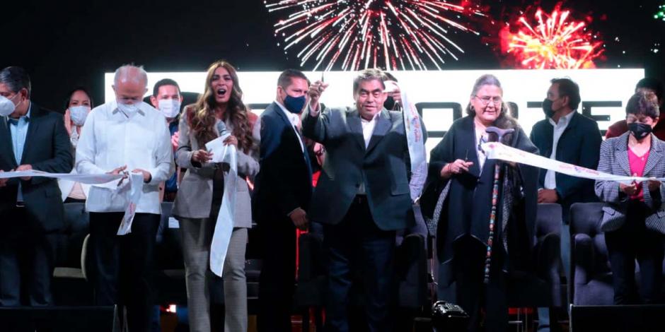 Acompañado de la conductora Galilea Montijo, Miguel Barbosa cortó el listón inaugural de la Feria de Puebla 2022