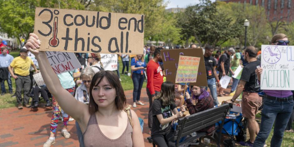 Activistas protestan contra las políticas de gobierno que no atienden el calentamiento global en Washington, EU, el pasado 22 de abril, por el Día de la Tierra.