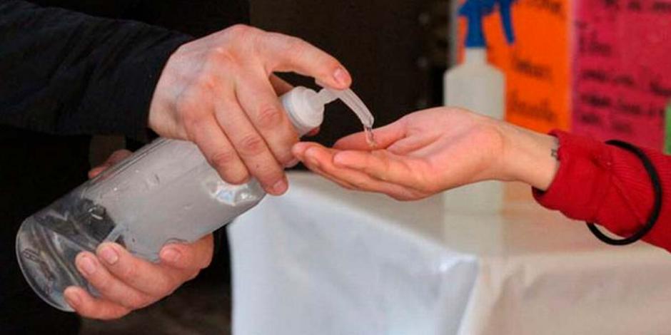 Los dispensadores de gel antibacterial con 70 por ciento de alcohol permanecerán en espacios de uso común