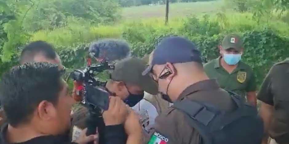 El momento en el que un agente de Migración empuja a un periodista en Chiapas