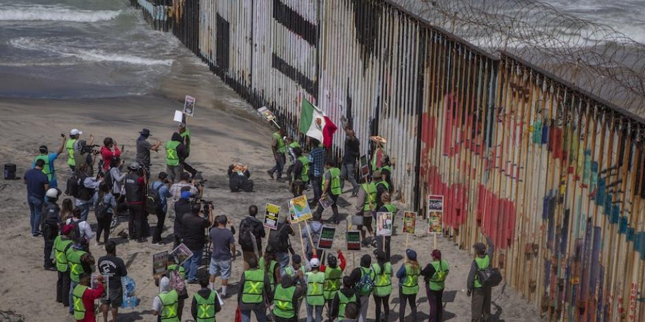 Integrantes de la Alianza Migrante se manifestaron ayer, enfrente del muro fronterizo en Tijuana, Baja California, para exigir el fin del Título 42, que permite la expulsión como medida sanitaria.
