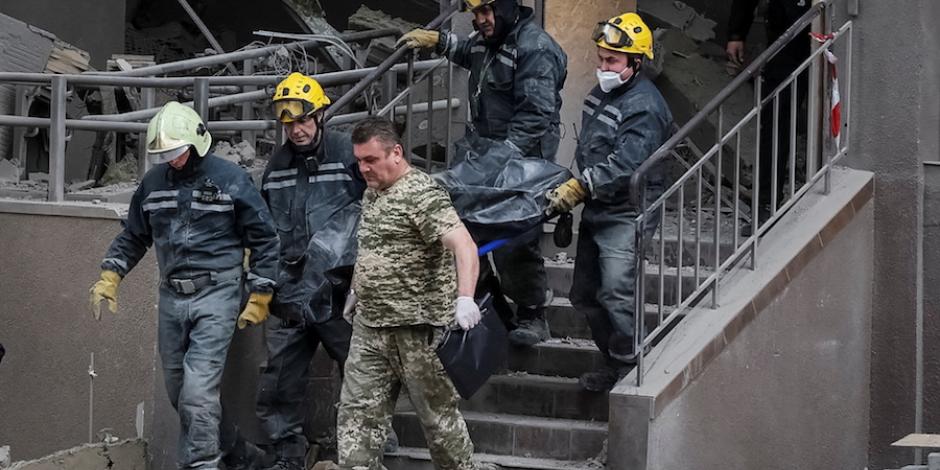 Rescatistas sacaron ayer el cuerpo de la periodista Vira Hyrych de un edificio atacado el jueves en la capital Kiev.