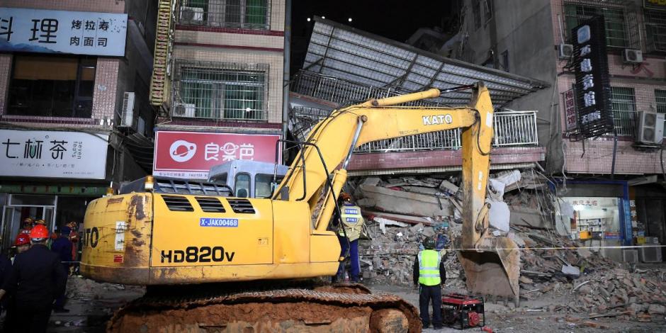 Los rescatistas trabajan junto a una excavadora en un sitio donde se derrumbó un edificio en Changsha, China.