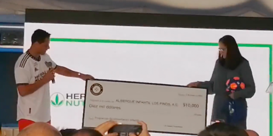 Javier "Chicharito" Hernández hizo entrega del donativo que él y el Galaxy de la MLS hicieron a un albergue en Jalisco.