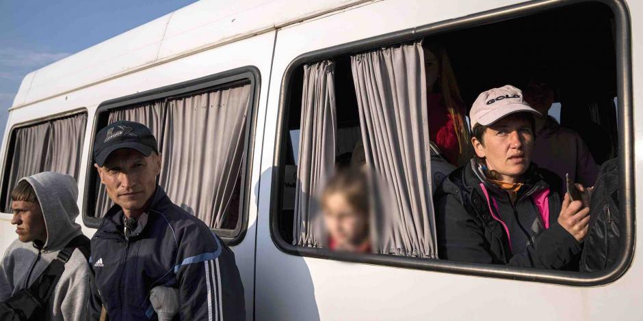 Integrantes de un convoy alterno arriban ayer a Zaporiyia, zona controlada por Ucrania.
