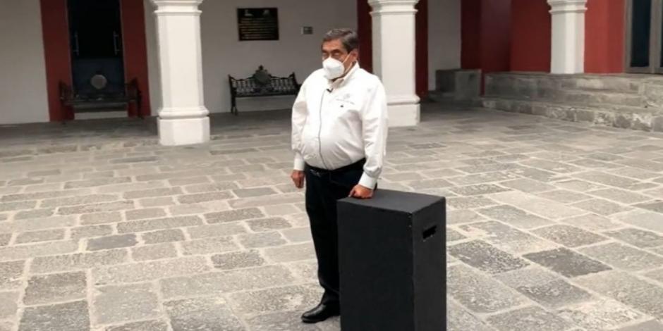 Miguel Barbosa, gobernador de Puebla, desmiente develación de supuesta estatua suya.