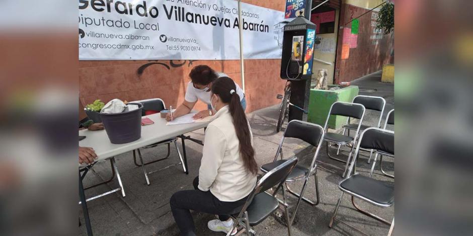 Compañeros de Gerardo Villanueva Albarrán, en un módulo de atención en Coyoacán