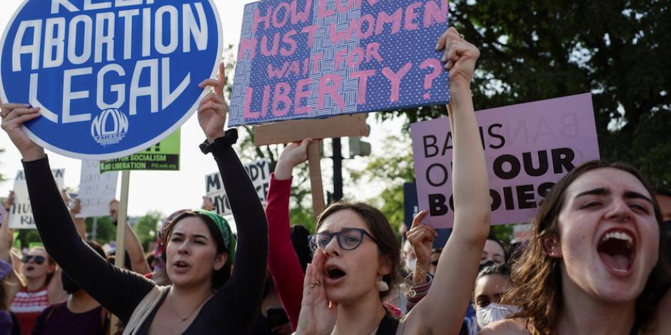 Mujeres protestan frente a la Corte contra plan para revertir la protección al aborto.