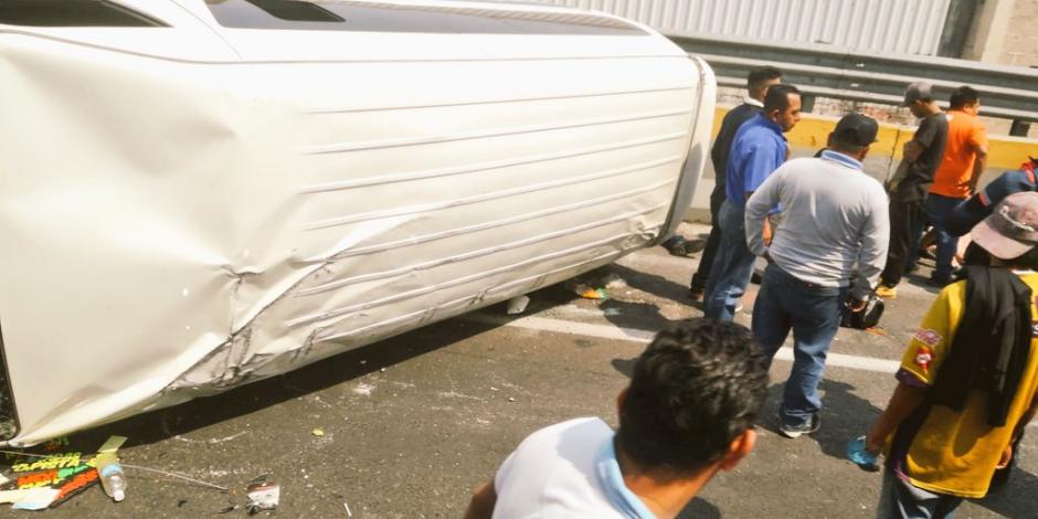Volcadura de combi en la México-Pachuca deja al menos 15 heridos