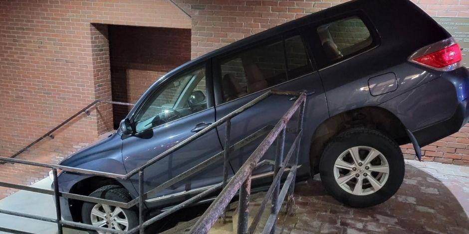 Una mujer de EU impactó su camioneta contra unas escaleras.