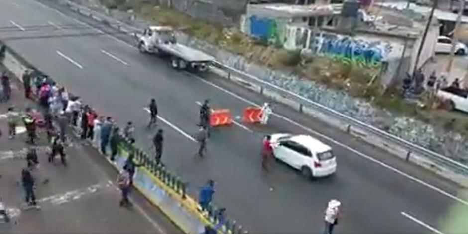 Habitantes de Topilejo bloquean la autopista México-Cuernavaca, tras la detención de ocho habitantes.