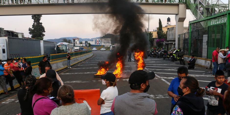 Vecinos del pueblo San Miguel Topilejo bloquearon la autopista México-Cuernavaca.