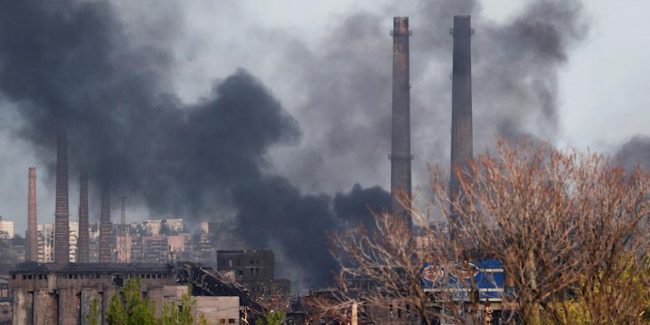 Una columna de humo es visible sobre la planta siderúrgica en Azovstal, ayer.