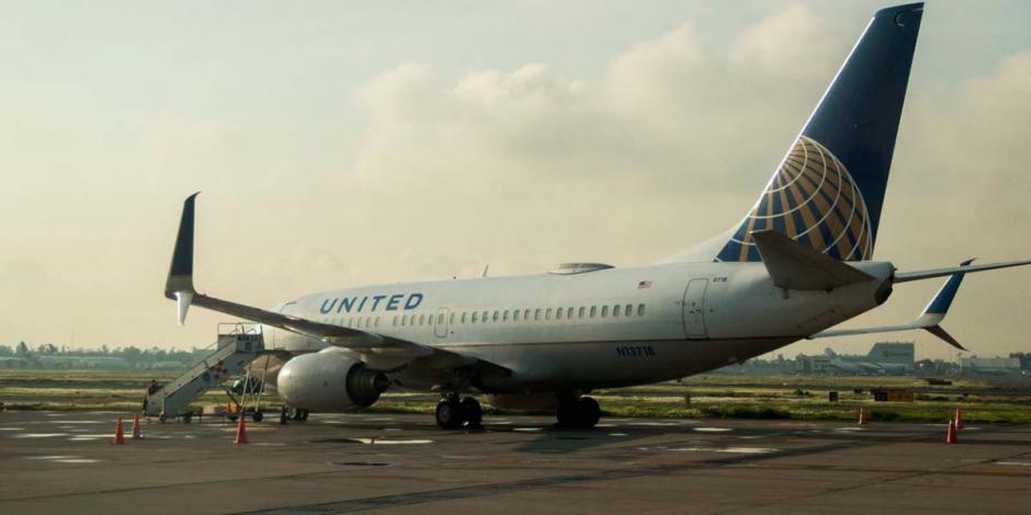 Avión de United Airlines en el AICM