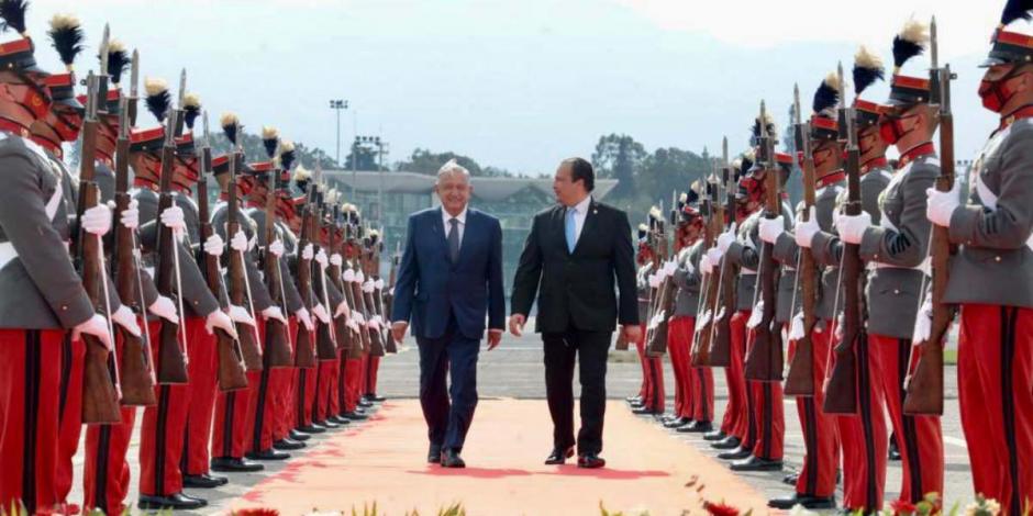 Andrés Manuel López Obrador, Presidente de México (Izq.), junto a su homólogo guatemalteco Alejandro Giammattei (Der.).