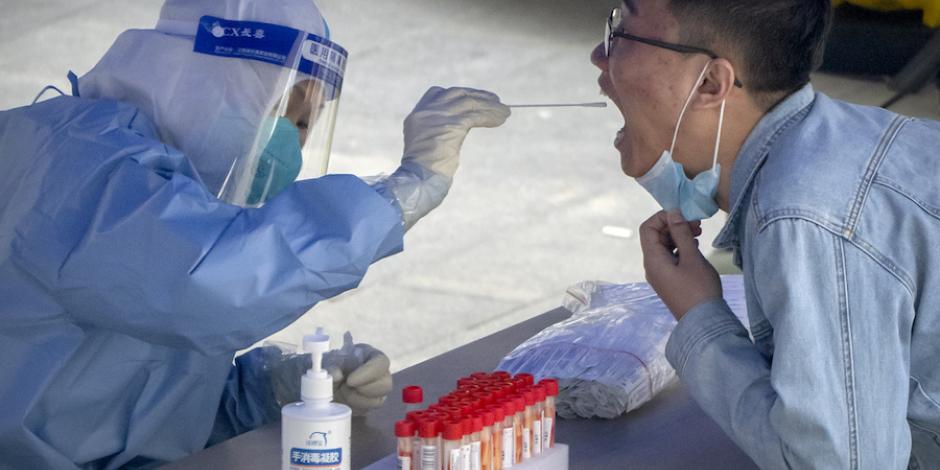Un paciente se somete a una prueba en China a más de dos años del inicio de la pandemia.
