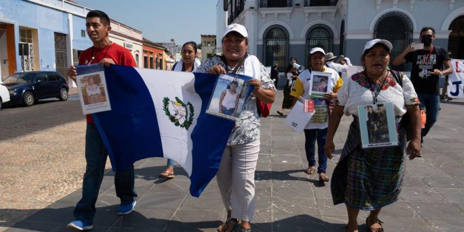 Madres Centroamericanas protestaron en la plaza de Armas de Villahermosa, Tabasco, para pedir la aparición con vida de sus hijas, hijos y todos los migrantes desaparecidos en territorio mexicano.