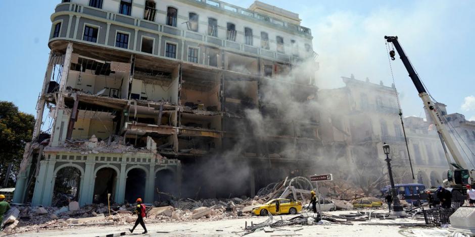 Los bomberos caminan cerca de los escombros después de una explosión en el Hotel Saratoga, en La Habana, Cuba.