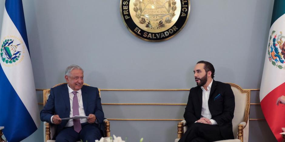 Andrés Manuel López Obrador al lado de su homólogo de El Salvador, Nayib Bukele, ayer.