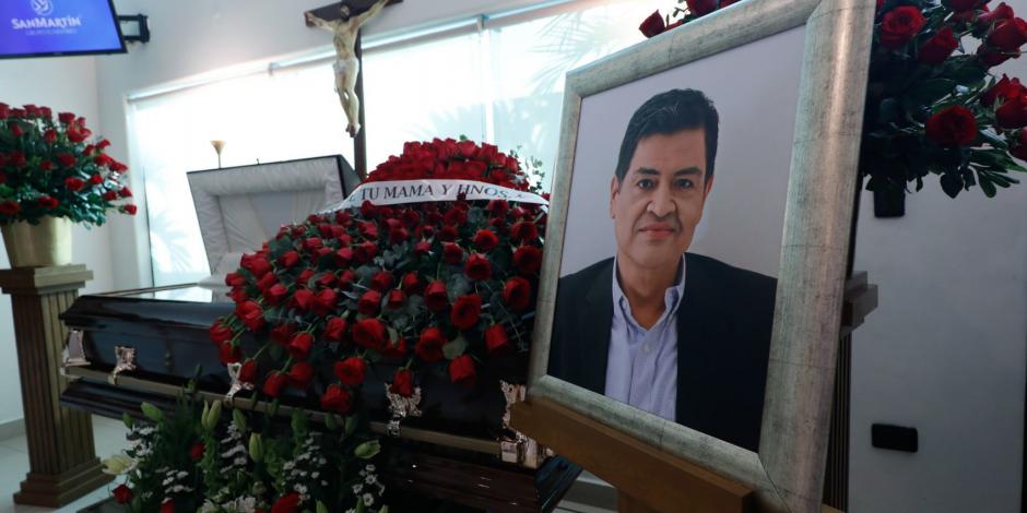 Aspectos del velorio del periodista Luis Enrique Ramírez en una funeraria de Culiacán, Sinaloa, ayer.