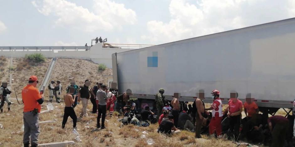 En Nuevo León, el INM rescató ayer a 137 migrantes que viajaban hacinados en un tráiler.