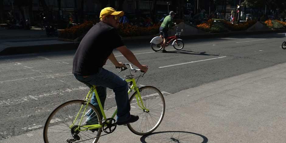 Un hombre pasea en su bicicleta en las calles de la Ciudad de México
