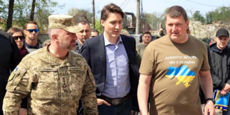 El primer ministro canadiense, Justin Trudeau, camina con el alcalde de Irpin, Oleksandr Markushyn, a la derecha, el domingo 8 de mayo