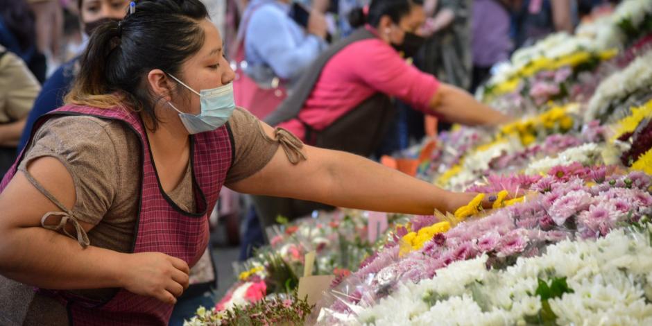 Personas adelantan sus compras de adorno florales previo a la celebración del 10 de mayo: Día de la Madre.