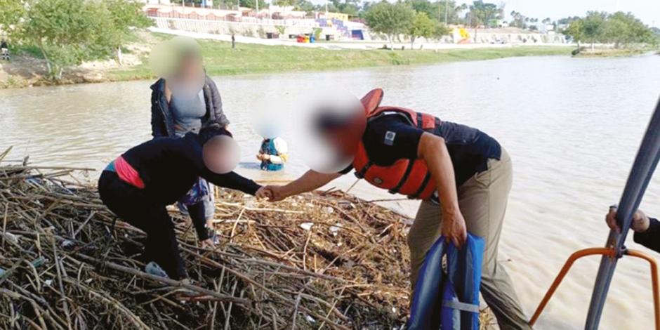 El INM rescató a cuatro personas migrantes originarias de Lima, Perú, en el Río Bravo, Coahuila, ayer.