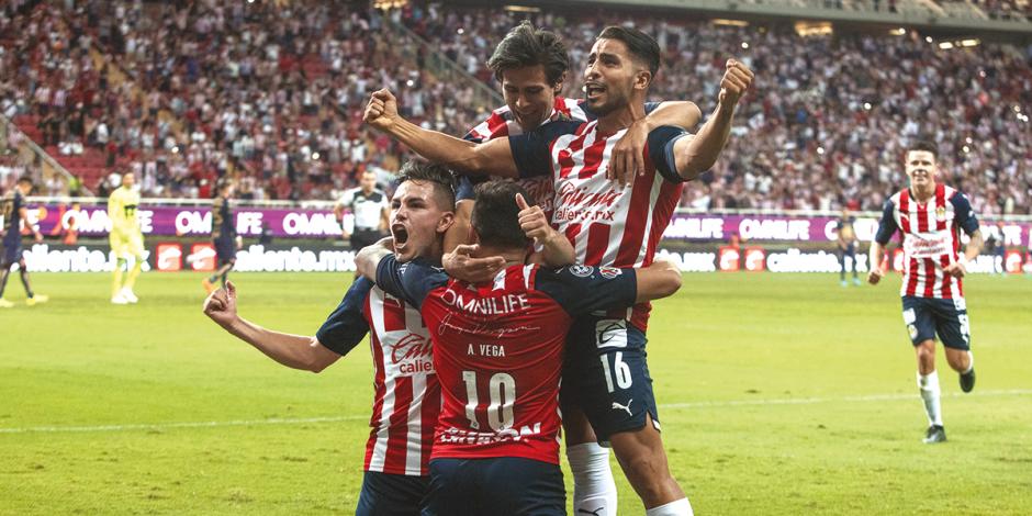 Futbolistas del Rebaño celebran uno de los goles de ayer.