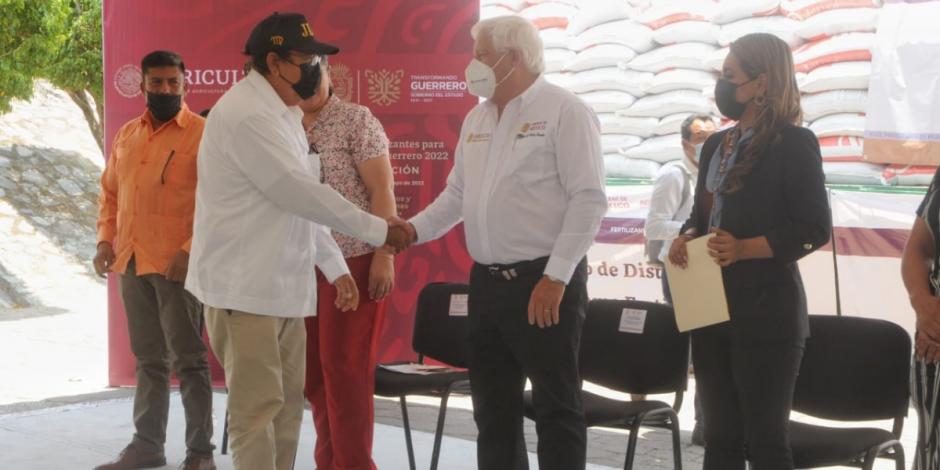 El secretario de Agricultura y Desarrollo Rural, Víctor Villalobos Arámbula, y la gobernadora Evelyn Salgado durante la entrega de fertilizantes a productores de Guerrero.