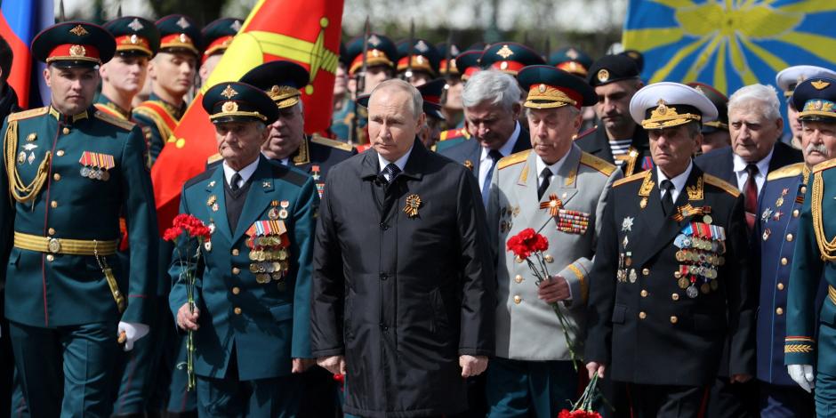 Vladimir Putin encabeza ceremonia junto a mandos militares, ayer.