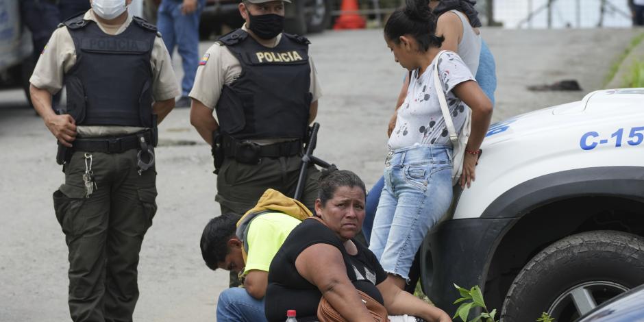 Elementos de la Policía Nacional resguardan el penal de Santo Domingo ante el arribo de familiares, ayer.